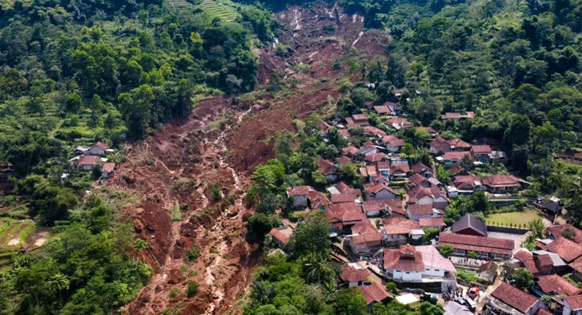 ইন্দোনেশিয়ায় ভয়াবহ ভূমিধসে ৭ জনের মৃত্যু, নিখোঁজ ৮২