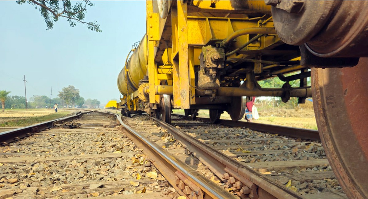 চাঁপাইনবাবগঞ্জে তেলবাহী ট্রেনের দুটি বগি লাইনচ্যুত