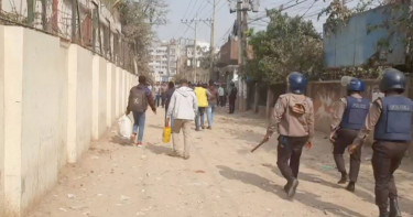 গাজীপুরে পোশাক কারখানার শ্রমিকদের সঙ্গে পুলিশের ধাওয়া-পাল্টা ধাওয়া