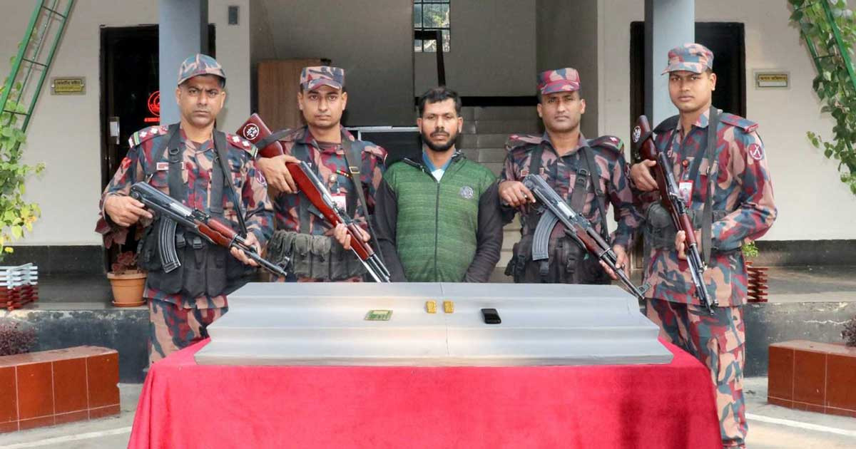 বাসযাত্রীর পকেটে অর্ধকোটি টাকার স্বর্ণ