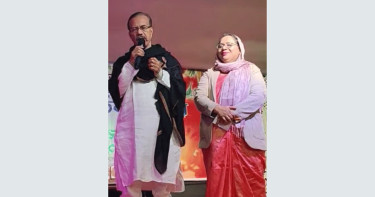 স্ত্রীসহ মঞ্চে গান গেয়ে ভোটারদের মন জয়ের চেষ্টা বিএনপি প্রার্থীর