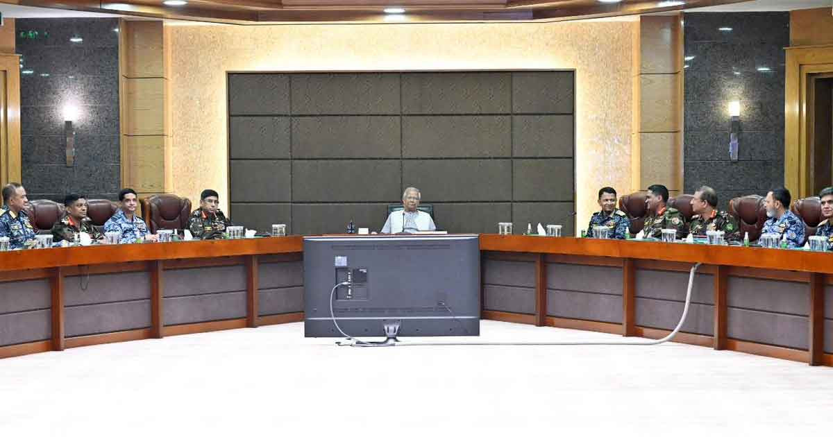সশস্ত্র বাহিনীর ঊর্ধ্বতন কর্মকর্তাদের সঙ্গে প্রধান উপদেষ্টার মতবিনিময়