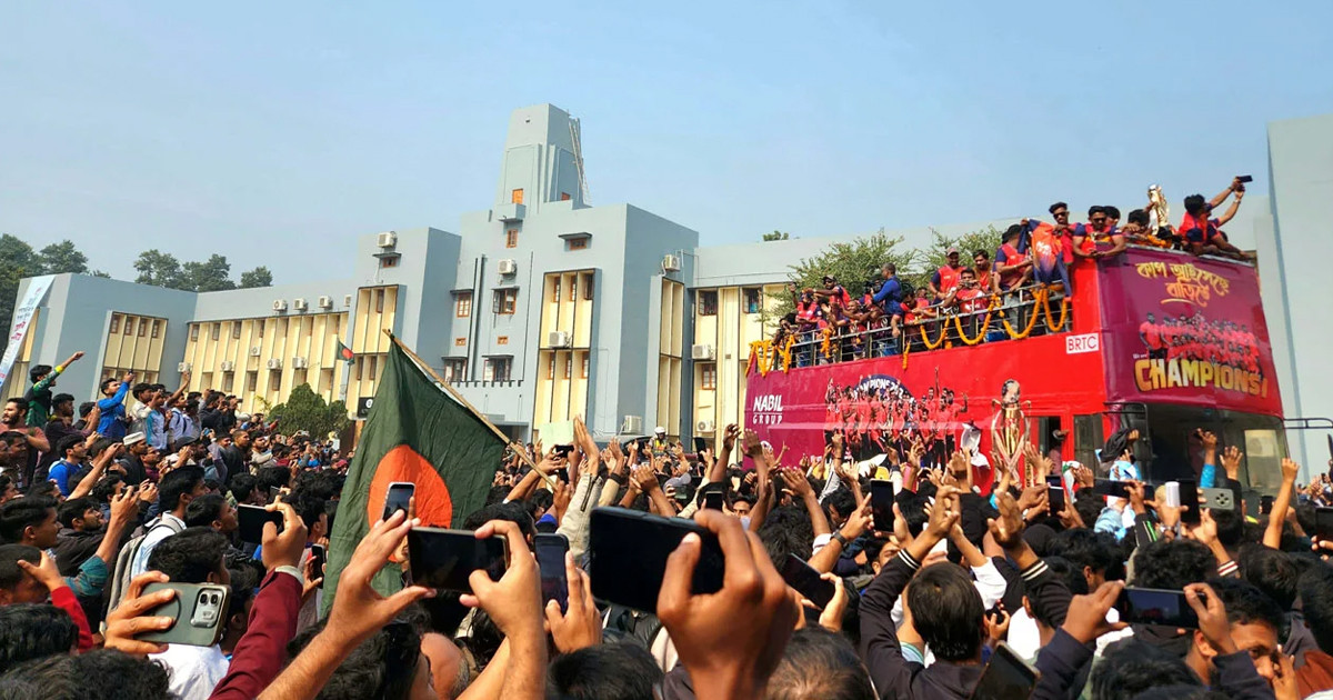 ট্রফি নিয়ে ছাদখোলা বাসে রাজশাহী বিশ্ববিদ্যালয়ে মুশফিক-শান্তরা