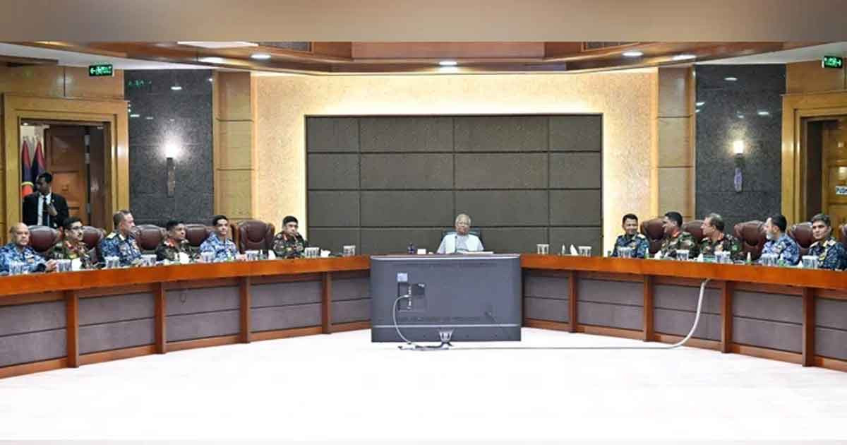 নির্বাচনে সশস্ত্র বাহিনীকে পেশাদারিত্ব ও নিরপেক্ষ ভূমিকার নির্দেশনা প্রধান উপদেষ্টার