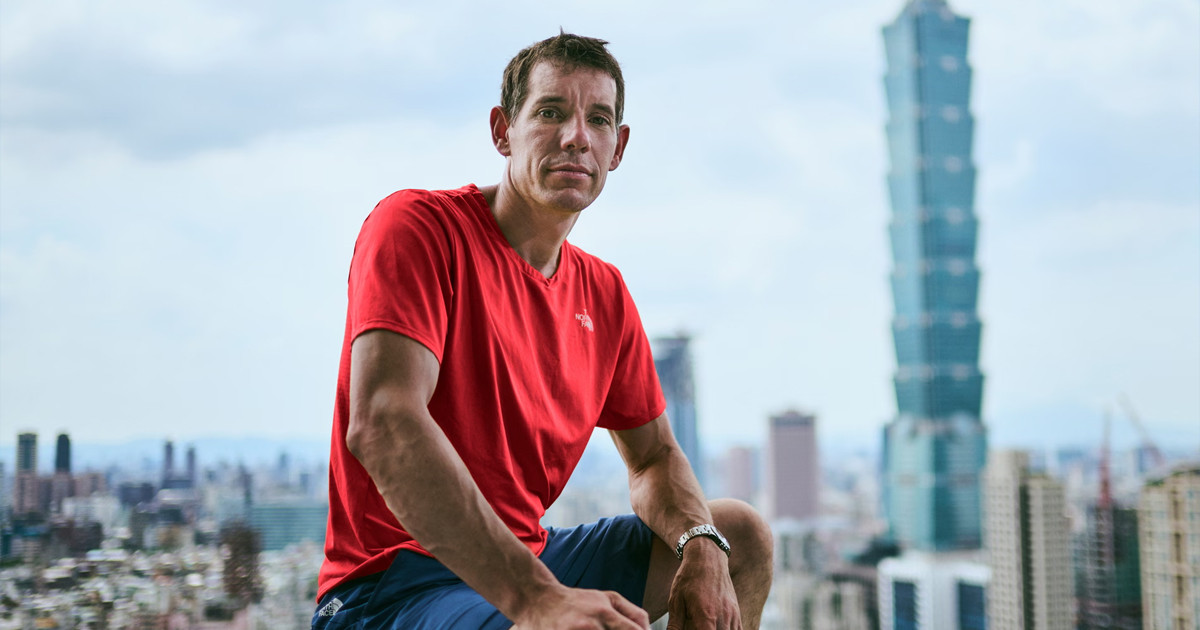 দড়ি ছাড়াই বিশ্বের অন্যতম উঁচু ভবন জয় করলেন পর্বতারোহী অ্যালেক্স হনল্ড