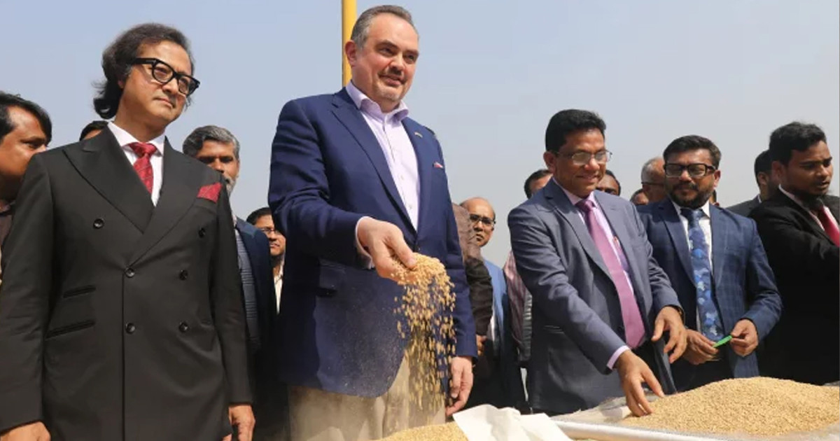 চট্টগ্রাম বন্দরে গমের চালানকে স্বাগত জানালেন মার্কিন রাষ্ট্রদূত