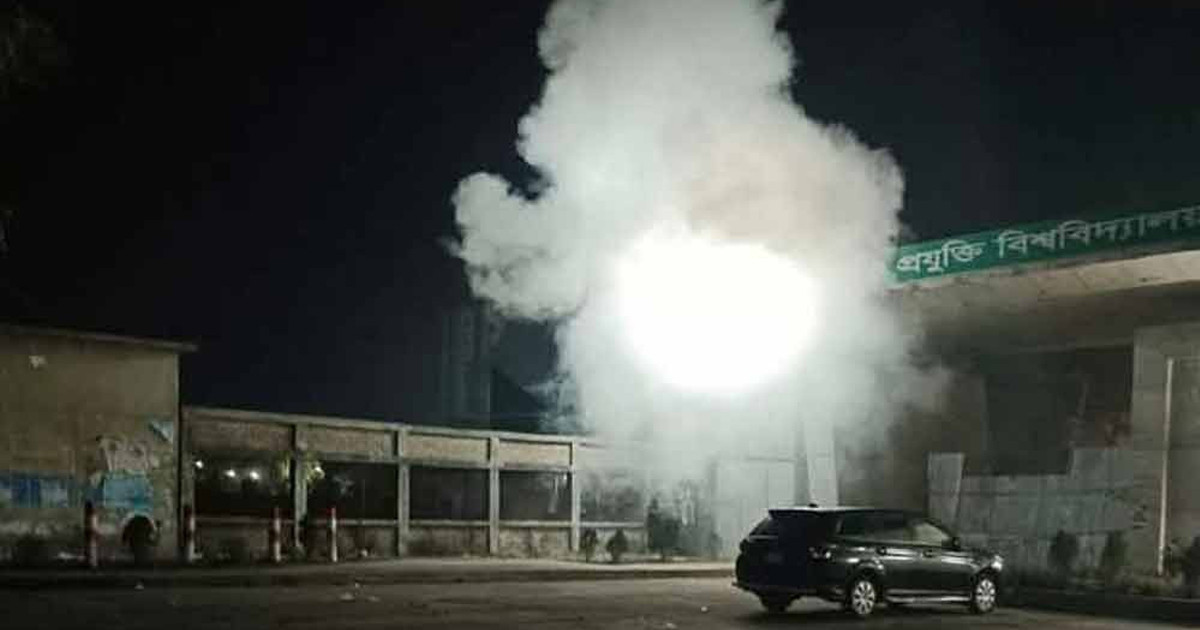 গোপালগঞ্জ বিজ্ঞান ও প্রযুক্তি বিশ্ববিদ্যালয়ের প্রধান ফটকে ককটেল বিস্ফোরণ