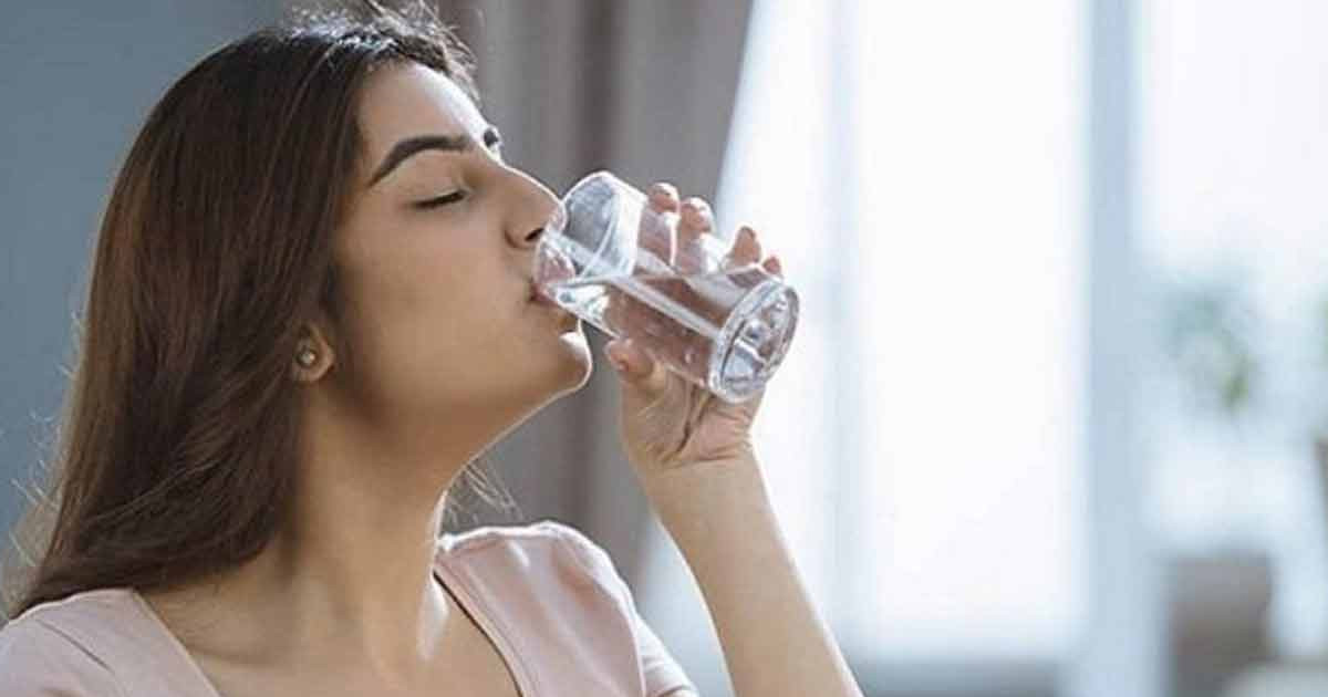 সকালে খালি পেটে পানি পান করলে কী হয় শরীরে?