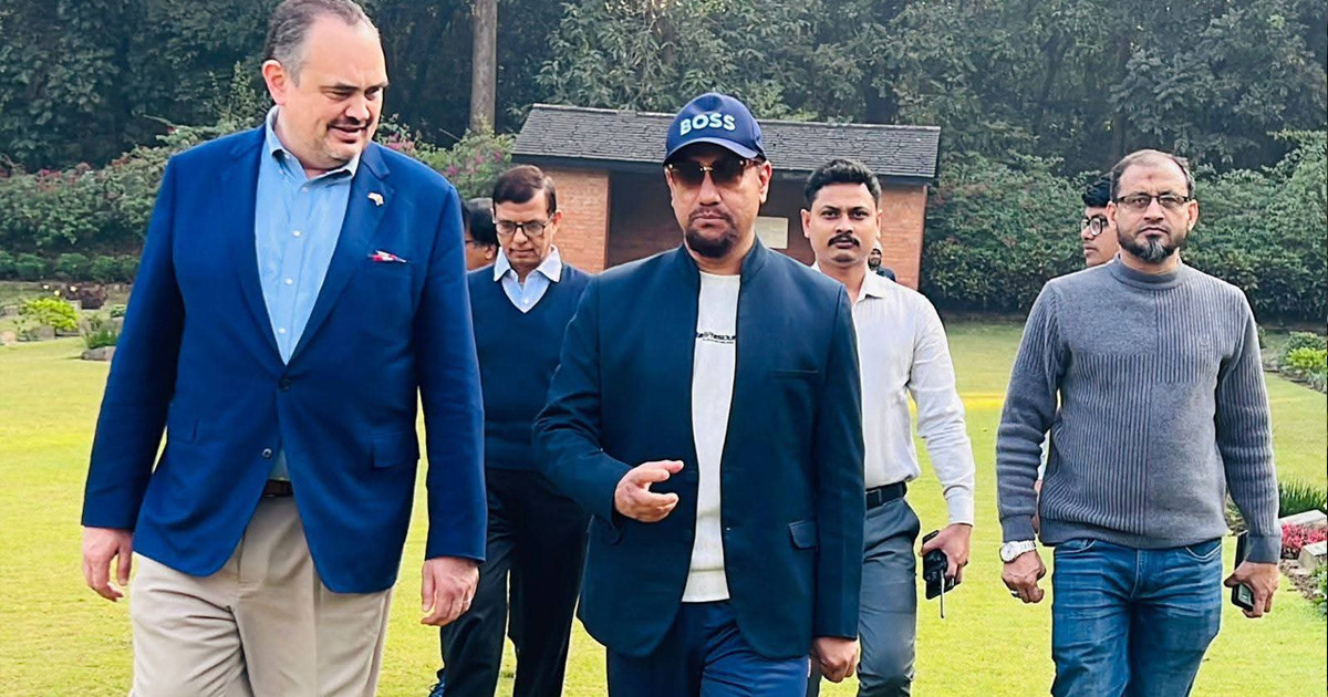 চট্টগ্রামের ঐতিহাসিক ওয়ার সিমেট্রি পরিদর্শনে মার্কিন রাষ্ট্রদূত