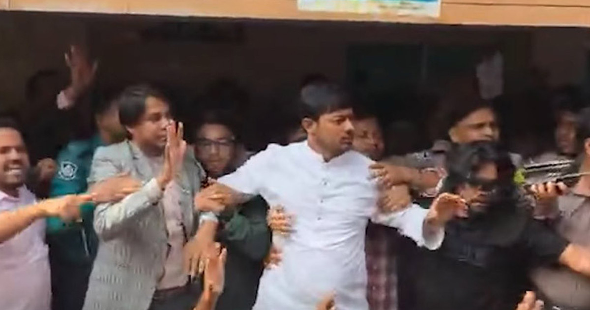 নাসীরুদ্দীন পাটওয়ারীর ওপর ডিম নিক্ষেপ