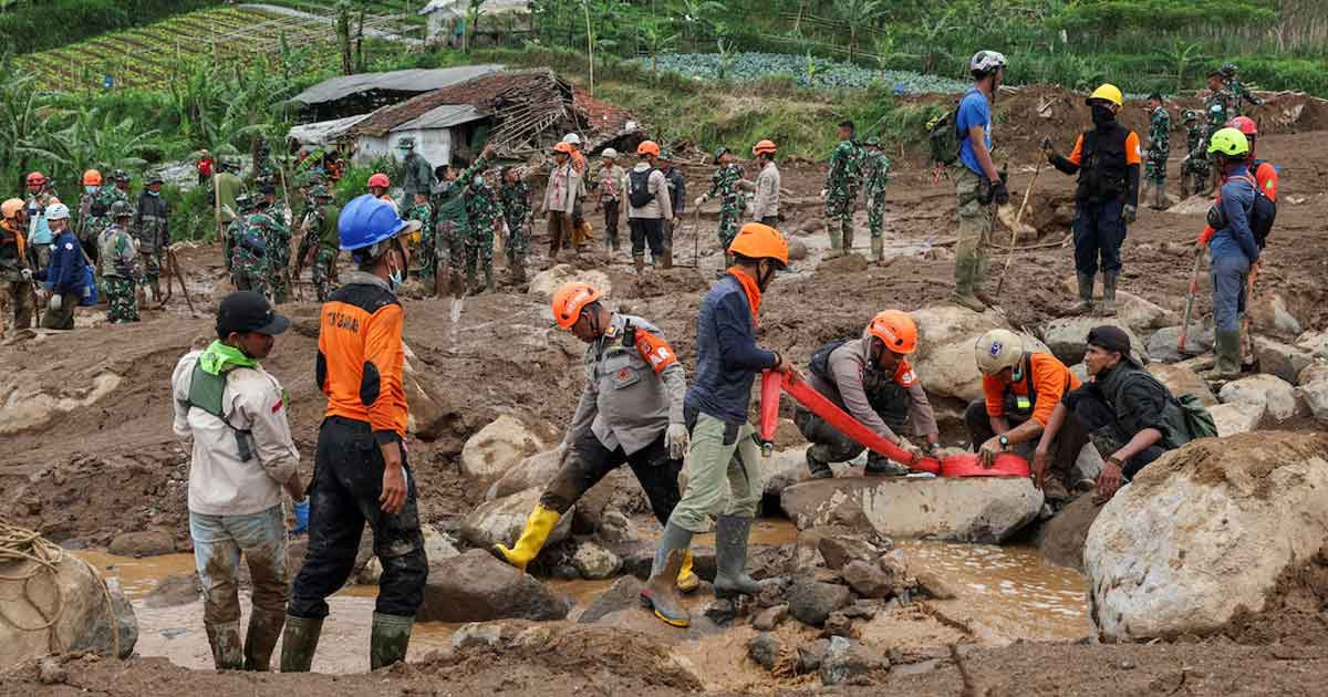 ইন্দোনেশিয়ায় ভূমিধসে ২৩ সেনার মৃত্যু