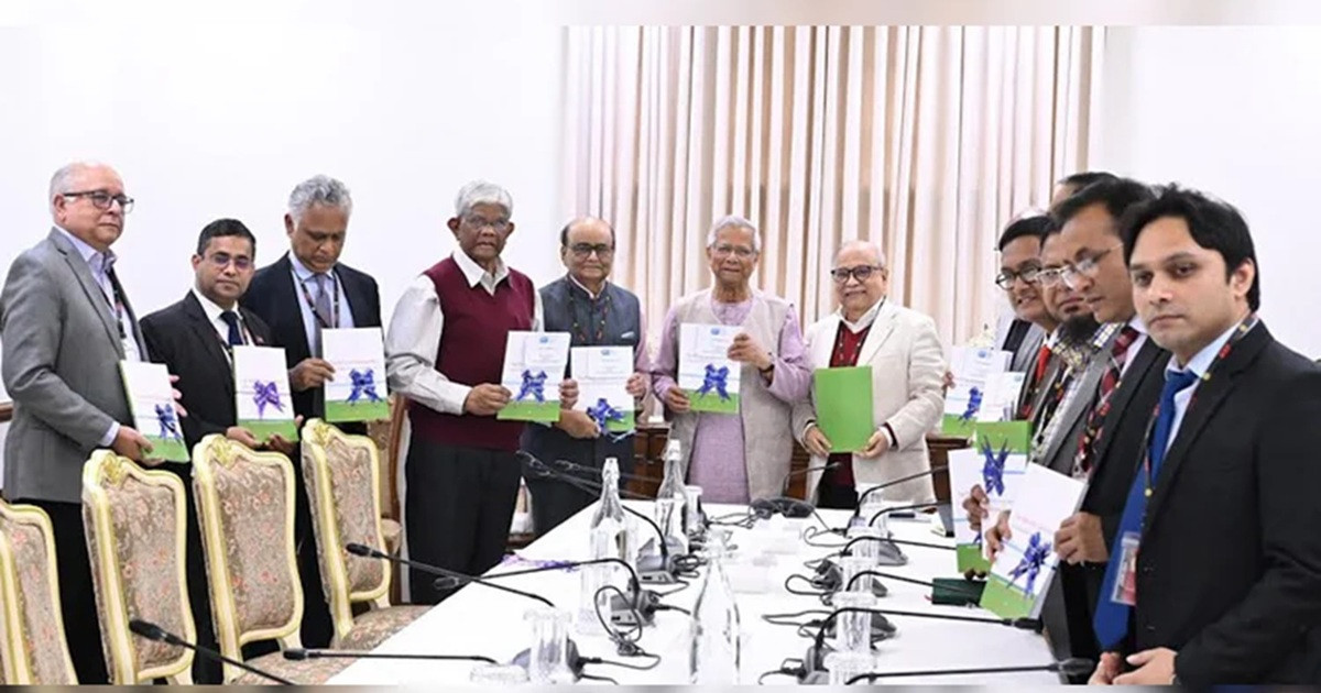 প্রধান উপদেষ্টার কাছে কর কাঠামো পুনর্বিন্যাস কমিটির প্রতিবেদন হস্তান্তর