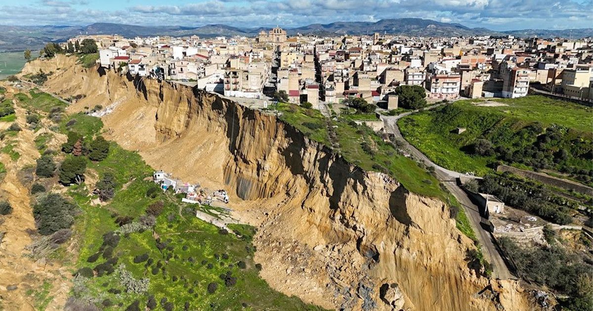 পাহারের কিনারায় ঝুলছে শত শত বাড়িঘর, শহর ধসে পড়েছে নিচে