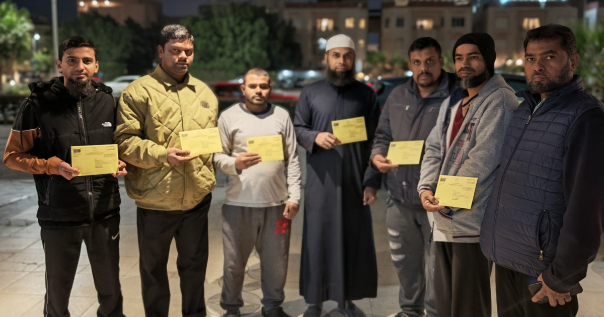 হলুদ খামে ব্যালট জমা দিচ্ছেন কুয়েত প্রবাসীরা