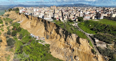 পাহাড়ের কিনারায় ঝুলছে শত শত বাড়িঘর, শহর ধসে পড়েছে নিচে