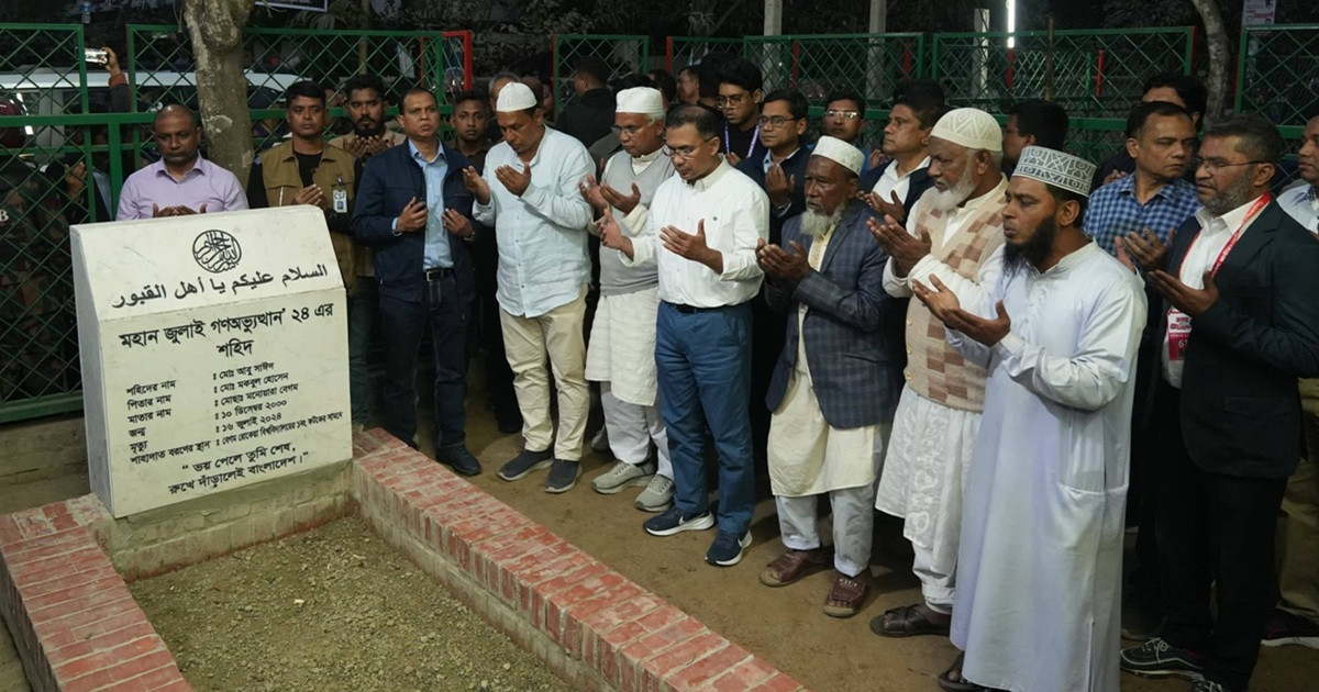 শহীদ আবু সাঈদের কবর জিয়ারত করলেন তারেক রহমান