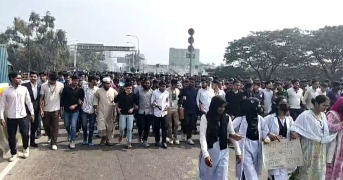 প্রধান উপদেষ্টাকে স্মারকলিপি দিলেন পলিটেকনিক ইনস্টিটিউটের শিক্ষার্থীরা