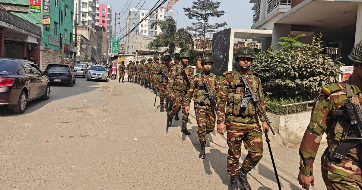 মোহাম্মদপুরে সেনাবাহিনীর পদযাত্রা টহল