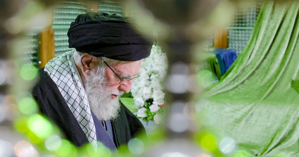 অবশেষে প্রকাশ্যে এলেন আয়াতুল্লাহ খামেনি