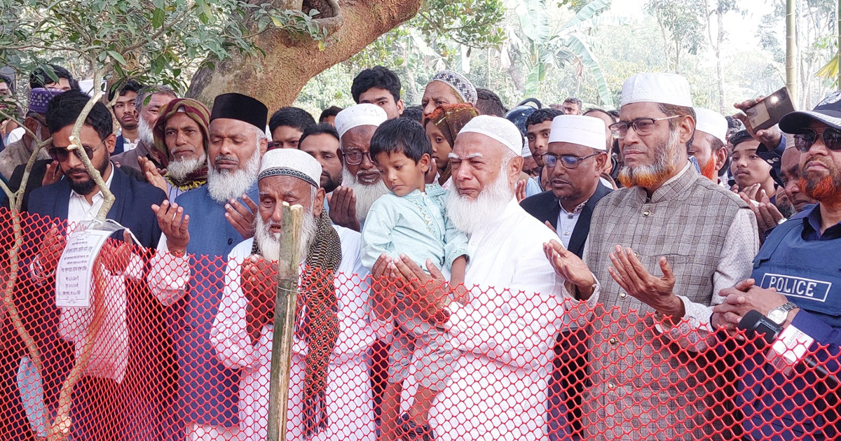 নিহত রেজাউলের সন্তানকে কোলে নিয়ে তার কবর জিয়ারত করলেন জামায়াত আমির