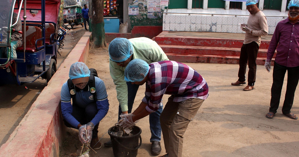 রংপুরে বসুন্ধরা শুভসংঘের উদ্যোগে শহীদ মিনার পরিচ্ছন্নতা অভিযান