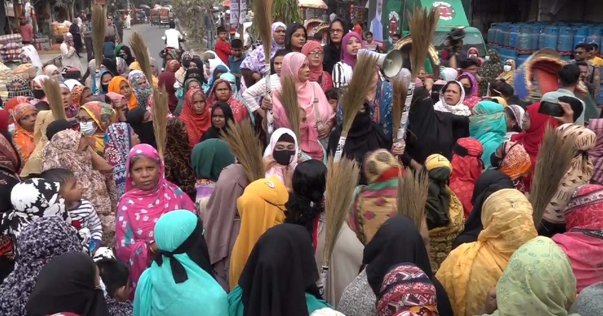 জামায়াত আমিরের বিরুদ্ধে মিরপুরে ‘ঝাড়ু মিছিল’