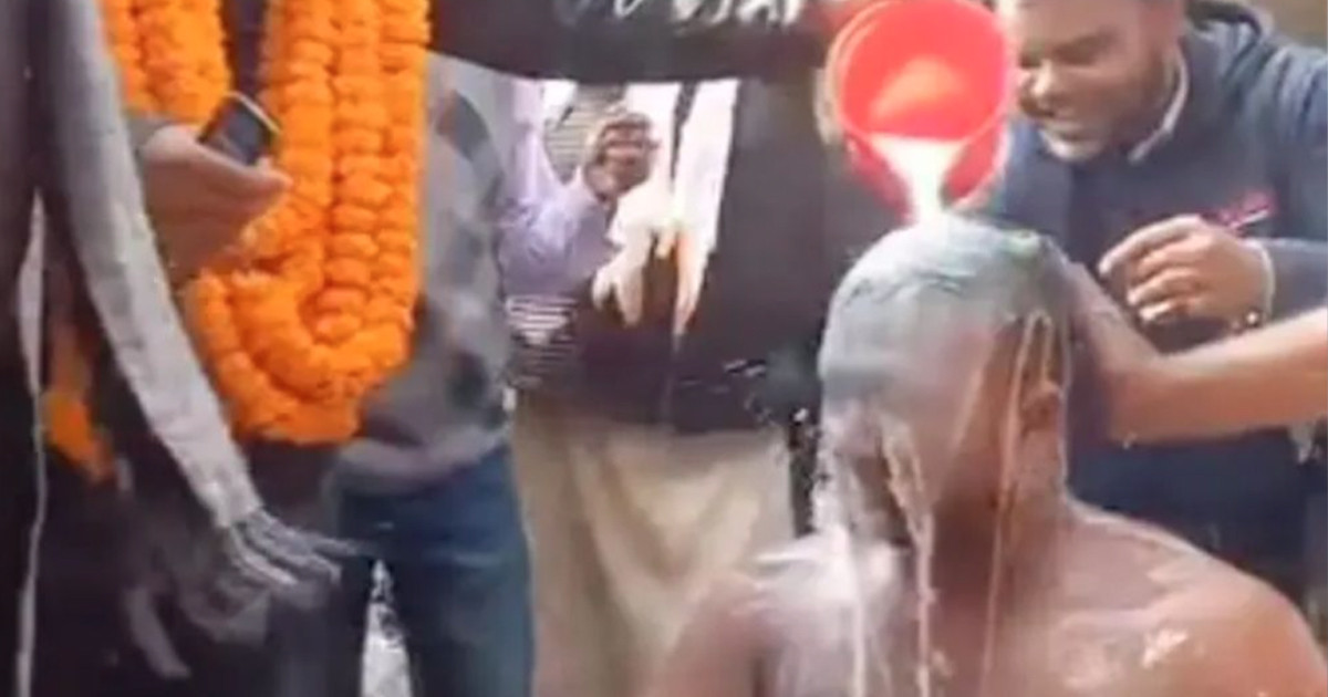 আ’লীগ কর্মীকে দুধ দিয়ে গোসল করিয়ে গ্রহণ করলেন বিএনপি প্রার্থী