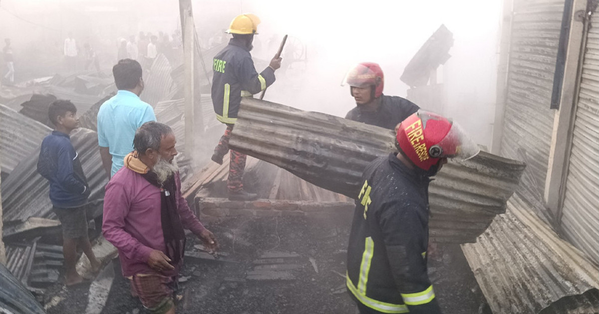 দাউদকান্দির গৌরীপুর বাজারে ২৫ দোকান পুড়ে ছাই