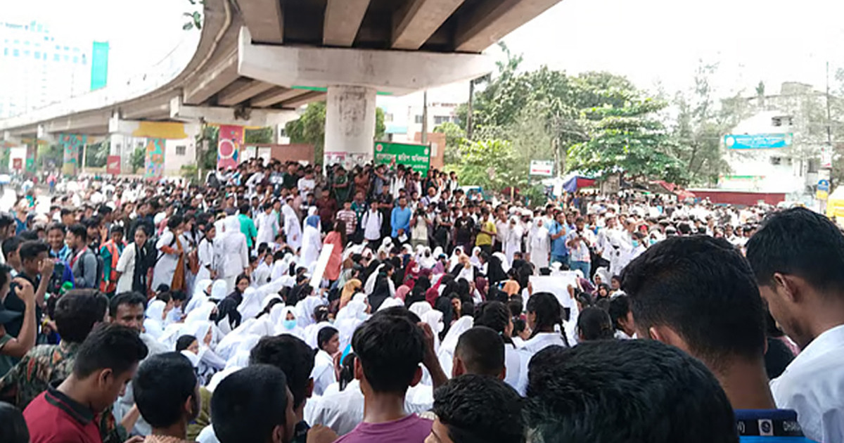 তেজগাঁওয়ের সাতরাস্তা মোড়ে শিক্ষার্থীদের অবরোধ, দুর্ভোগে নগরবাসী