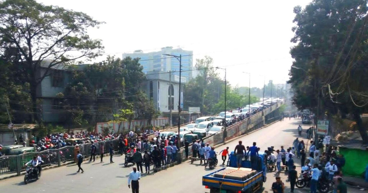 শিক্ষার্থীরা সরলেও যানজট কমেনি সাতরাস্তায়