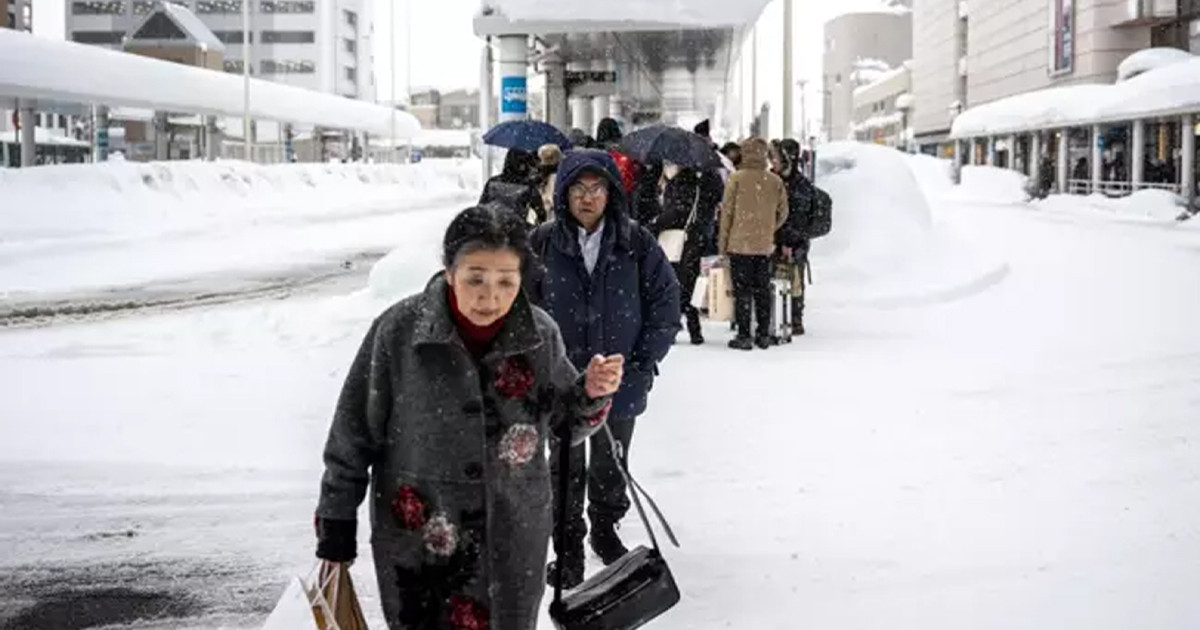 জাপানে রেকর্ড তুষারপাতে প্রাণহানি বেড়ে ৩০