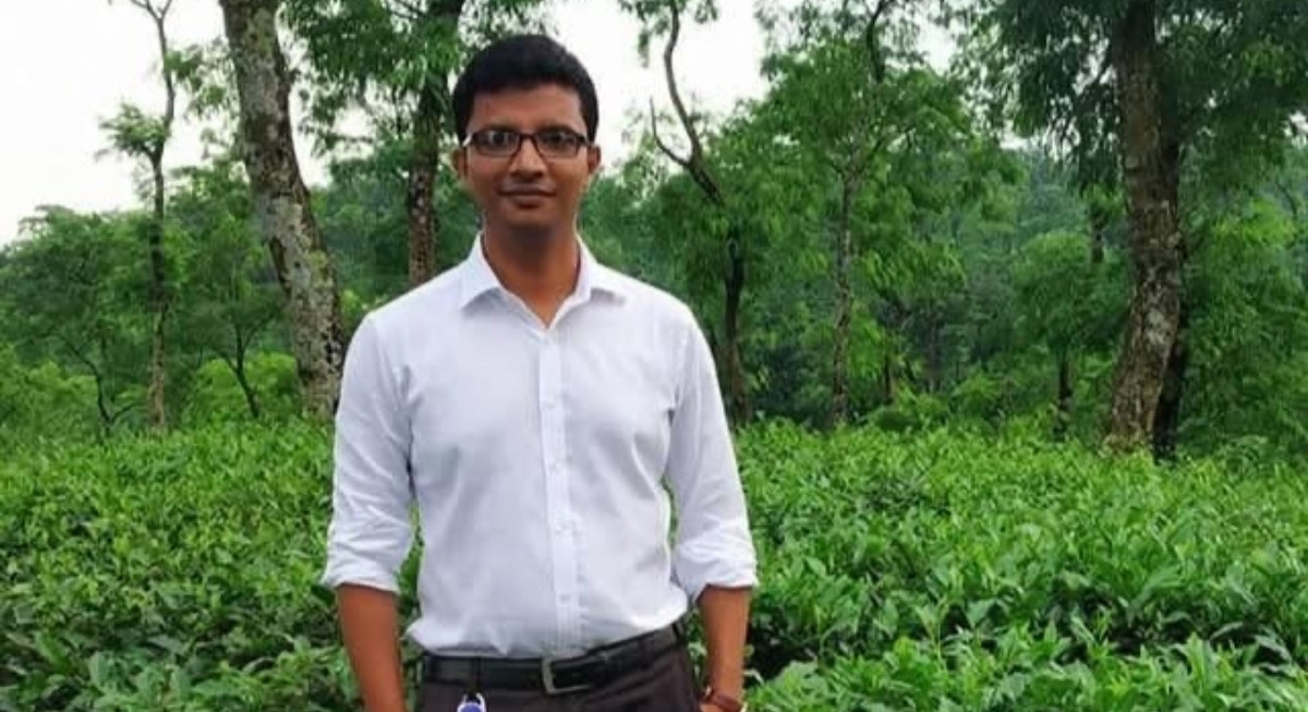 হাসপাতালের সামনে থেকে রাজস্ব কর্মকর্তার মরদেহ উদ্ধার