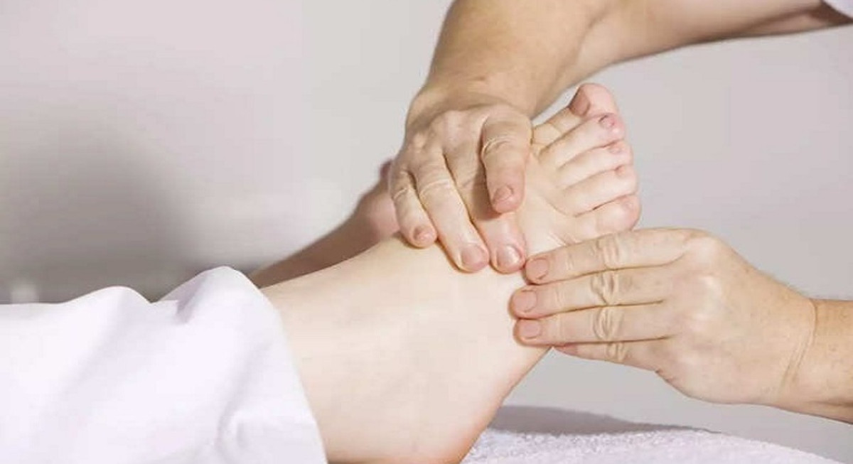 যে ভিটামিনের অভাবে ঝি ঝি ধরে হাত-পায়ে