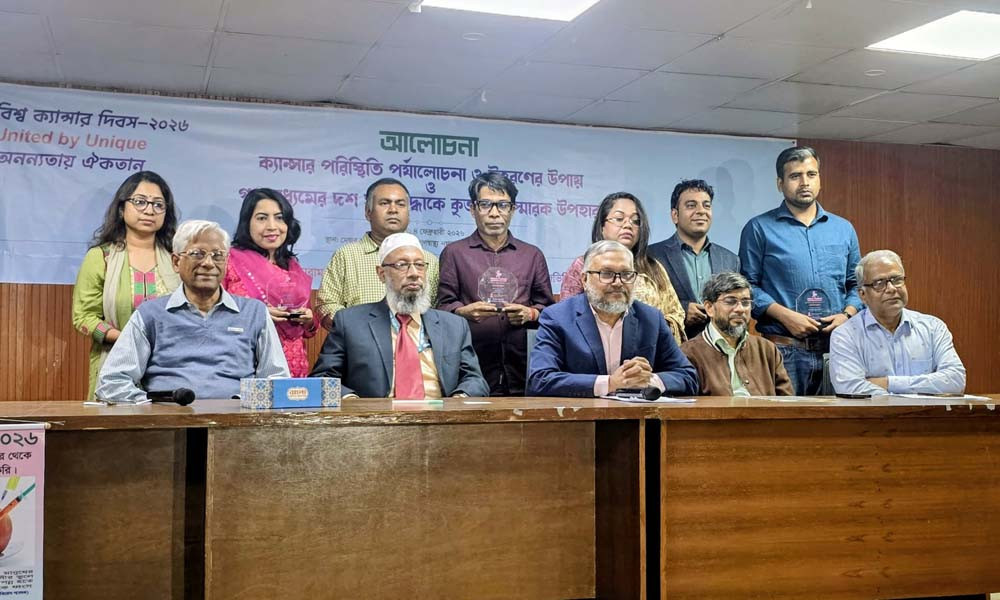 ক্যান্সার প্রতিরোধে অবদানের স্বীকৃতি পেলেন ১০ সাংবাদিক