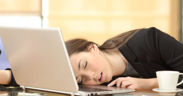 যে ভিটামিনের অভাবে সারা দিন ঘুম পায়