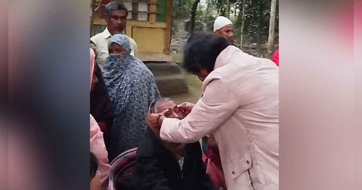 প্রচারণার মধ্যেই দেখছেন রোগী, দিচ্ছেন প্রেসক্রিপশনও