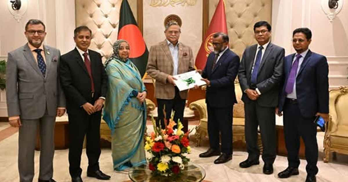 রাষ্ট্রপতির কাছে পে-কমিশন চেয়ারম্যানের প্রতিবেদন পেশ