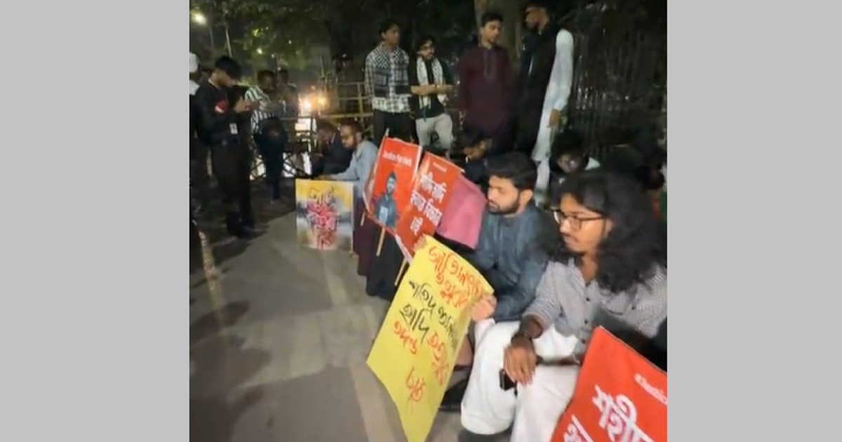 যমুনার সামনে ইনকিলাব মঞ্চের অবস্থান