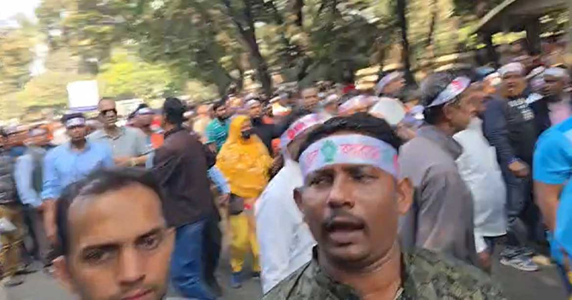 পুলিশের ব্যারিকেড ভেঙে যমুনা অভিমুখে সরকারি চাকরিজীবীরা