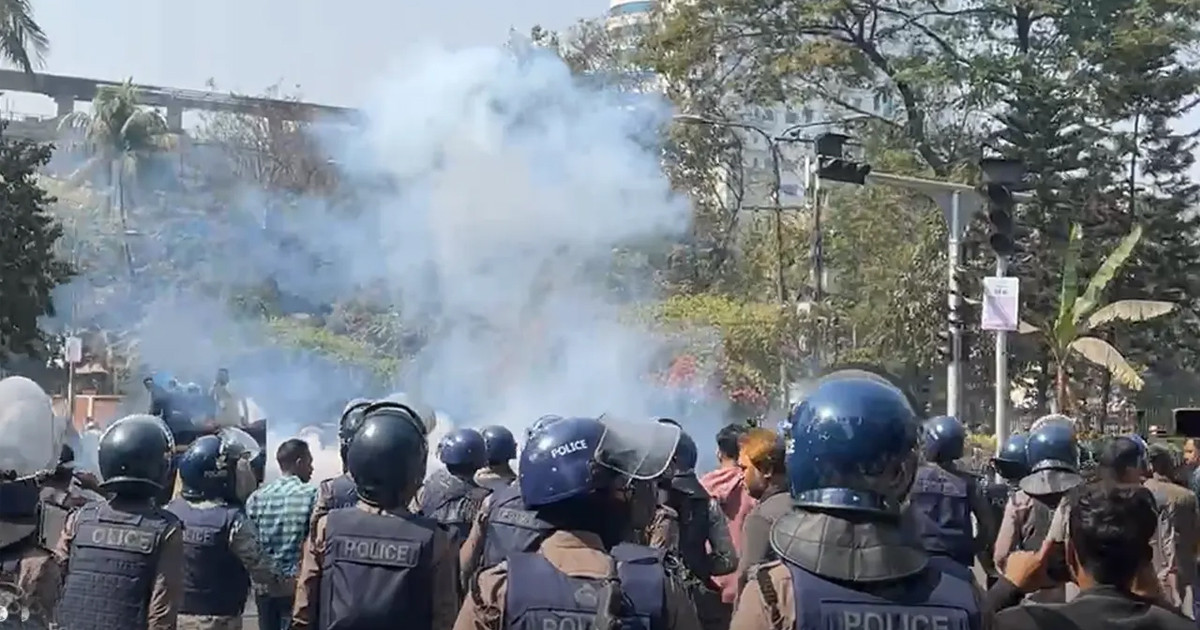 যমুনার সামনে পুলিশ ও সরকারি চাকরিজীবীদের দফায় দফায় সংঘর্ষ