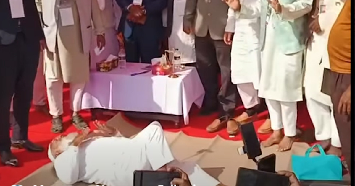 শীতল পাটি উপহার পেয়ে মঞ্চেই শুয়ে পড়লেন জামায়াতের আমির