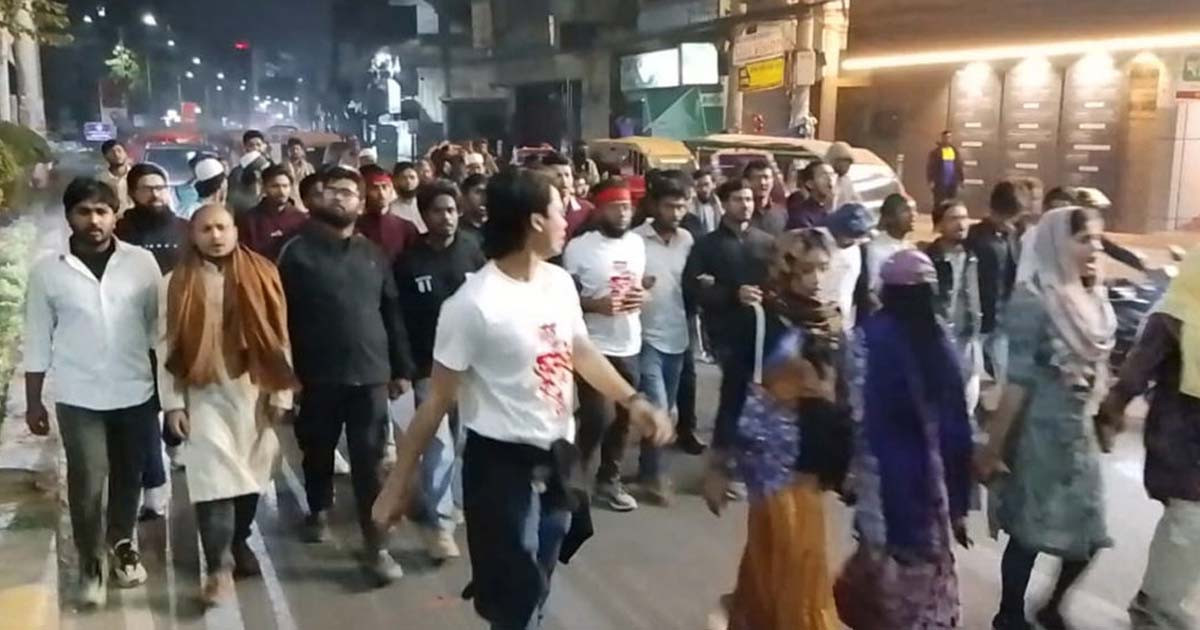 হাদি হত্যার বিচার দাবিতে খুলনায় ছাত্র-জনতার বিক্ষোভ