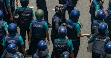 প্রথম আলো-ডেইলি স্টার কার্যালয়ের সামনে বাড়তি পুলিশ মোতায়েন