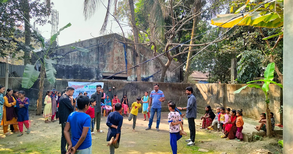 সুবিধাবঞ্চিত শিশুদের সঙ্গে খেলাধুলা, আনন্দ ভাগাভাগি, খাবার বিতরণ  করল বসুন্ধরা শুভসংঘ