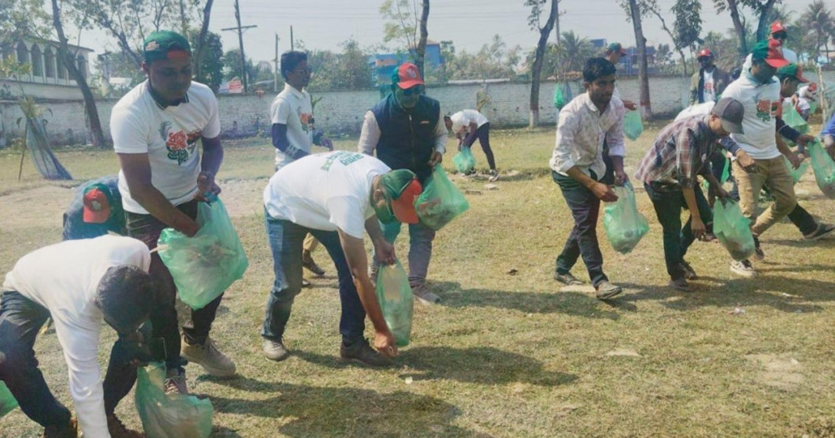 জনসভা করলো জামায়াত, বর্জ্য পরিষ্কারে নামলো বিএনপি