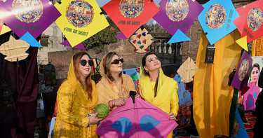 ১৯ বছর পর পাকিস্তানে ফিরল ঐতিহ্যবাহী ঘুড়ির উৎসব ‘বাসন্ত’