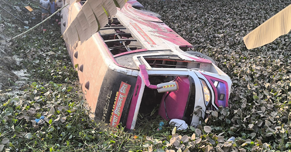 শরীয়তপুরে যাত্রীবাহী বাস খাদে পড়ে আহত ২০