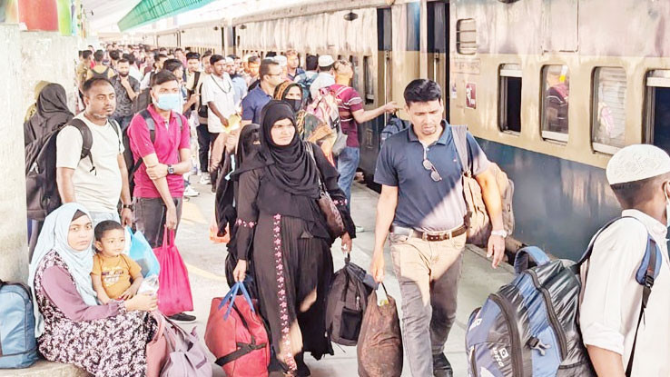 ভোটের ছুটিতে স্টেশনে ঈদের মতো বাড়ি ফেরার আমেজ