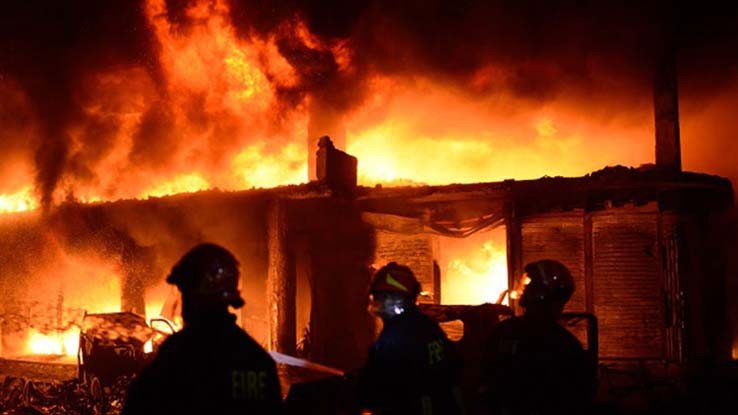 মিরপুরে বহুতল ভবনে আগুন, নিয়ন্ত্রণে ২ ইউনিট