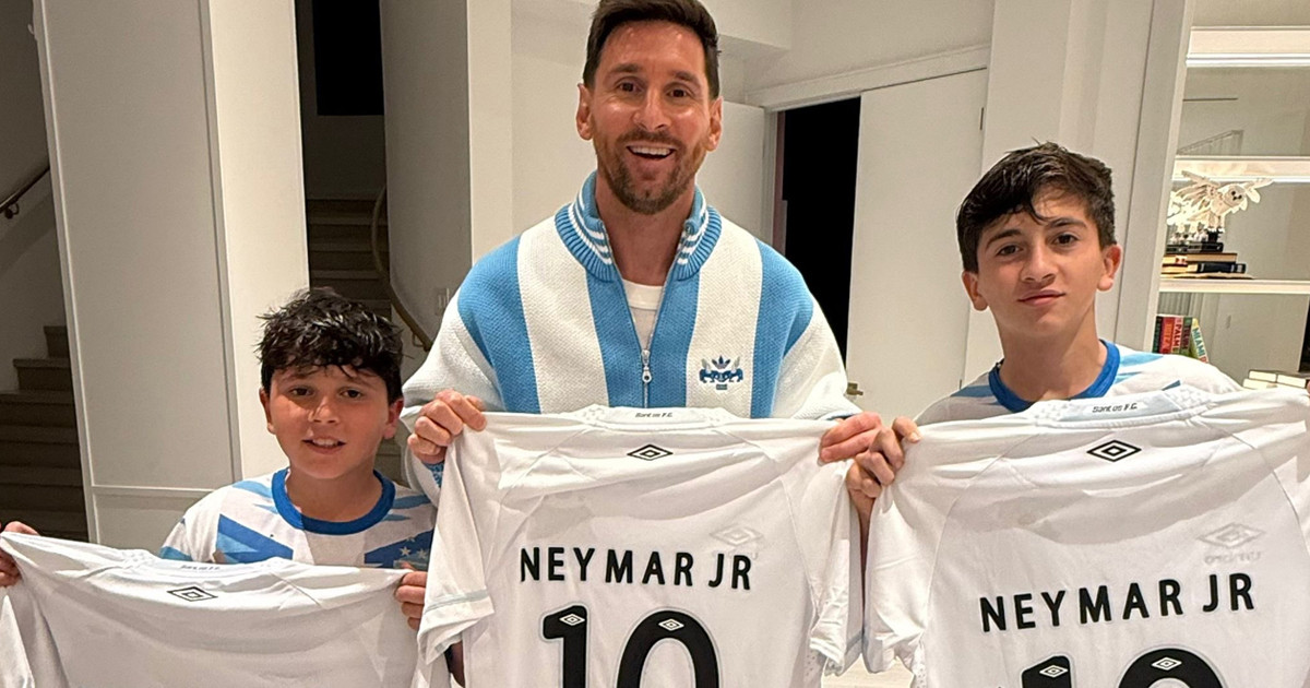 মেসি ও তার সন্তানদের জন্য বিশেষ উপহার পাঠালেন নেইমার